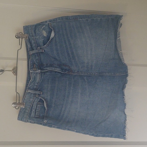 Old Navy Distressed Light Wash Jean Skirt Sz 10 - Picture 1 of 9